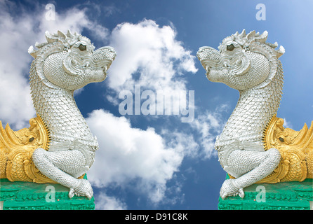 Naga im Tempel auf blauen Himmelshintergrund in thailand Stockfoto