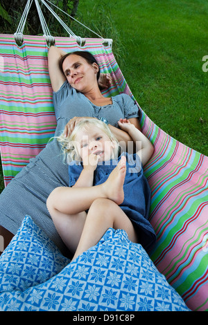 Mutter und Tochter ruht in einer Hängematte, Schweden. Stockfoto