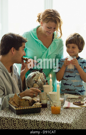 Eine Familie frühstücken, Schweden. Stockfoto