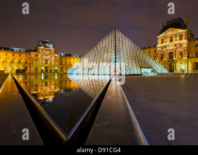 Louvre-Museum in der Nacht, Paris, Frankreich Stockfoto