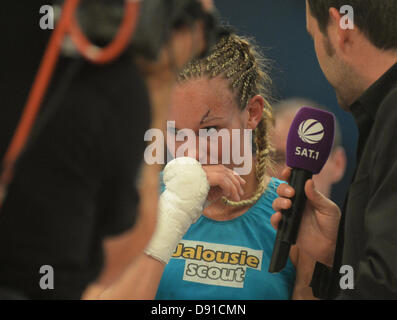 Deutschen Kickboxer Christine Theiss gibt ein Interview nach ihrem Match gegen Stavrova aus Russland bei Stekos Fight Night Hled im Circus Krone in München, 7. Juni 2013. Theiss verlor den Kampf und damit auch ihren Weltmeistertitel. Foto: Felix Hoerhager Stockfoto