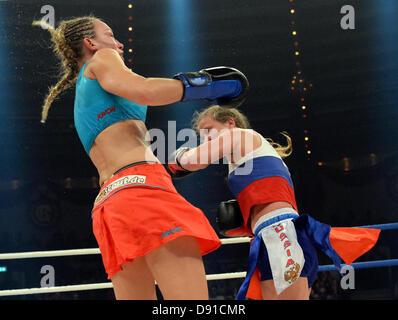 Deutsche kick Boxer kämpft Christine Theiss (L) gegen Olga Stavrova aus Russland bei Stekos Fight Night im Circus Krone in München, 7. Juni 2013 statt. Theiss verlor den Kampf und damit auch ihren Weltmeistertitel. Foto: Felix Hoerhager Stockfoto