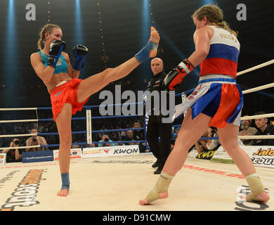 Deutsche kick Boxer kämpft Christine Theiss (L) gegen Olga Stavrova aus Russland bei Stekos Fight Night im Circus Krone in München, 7. Juni 2013 statt. Theiss verlor den Kampf und damit auch ihren Weltmeistertitel. Foto: Felix Hoerhager Stockfoto