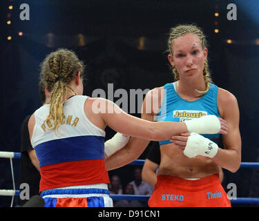 Deutsche kick Boxer Christine Theiss verliert den Kampf gegen Olga Stavrova aus Russland bei Stekos Fight Night im Circus Krone in München, 7. Juni 2013 statt. Theiss verlor den Kampf und damit auch ihren Weltmeistertitel. Foto: Felix Hoerhager Stockfoto