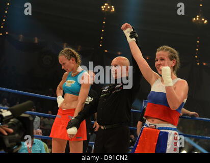 Deutsche kick Boxer Christine Theiss (L) verliert den Kampf gegen Olga Stavrova aus Russland bei Stekos Fight Night im Circus Krone in München, 7. Juni 2013 statt. Theiss verlor den Kampf und damit auch ihren Weltmeistertitel. Foto: Felix Hoerhager Stockfoto