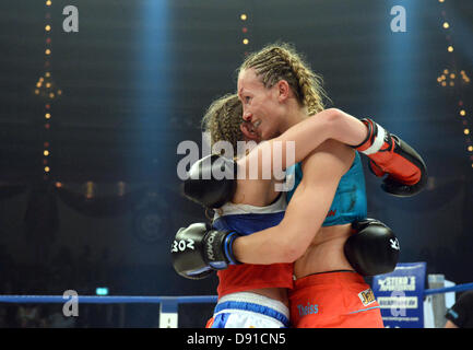 Deutschen Kickboxer Christine Theiss (R) umarmt ihre Konkurrentin Olga Stavrova aus Russland nach ihrem Kampf im Stekos Fight Night im Circus Krone in München, 7. Juni 2013 statt. Theiss verlor den Kampf und damit auch ihren Weltmeistertitel. Foto: Felix Hoerhager Stockfoto