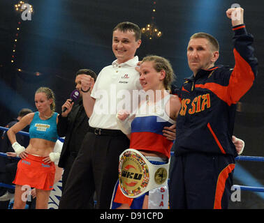 Kick-Boxer, die Olga Stavrova aus Russland gewinnt den Kampf gegen die deutschen Kickboxer Christine Theiss (L) am Stekos Fight Night im Circus Krone in München, 7. Juni 2013 statt. Theiss verlor den Kampf und damit auch ihren Weltmeistertitel. Foto: Felix Hoerhager Stockfoto