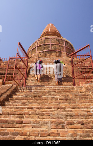 Besucher Treppen der steilen heißen Stein zu den Buledi-Tempel Stockfoto