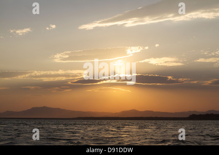 Die untergehende Sonne über dem Irrawaddy-Fluss in der Nähe von Bagan, vom Boot aus gesehen Stockfoto