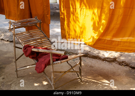 Safran Roben der Mönche gewaschen hing zum Trocknen in der Sonne am Shwe In Bin Kyaung Kloster in Mandalay Stockfoto