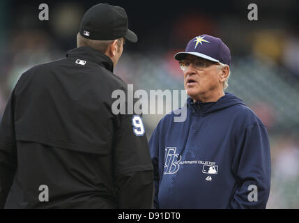 5. Juni 2013 - Detroit, Michigan, Vereinigte Staaten von Amerika - 5. Juni 2013: Tampa Bay Rays Manager Joe Maddon (70) bespricht Anruf mit Schiedsrichter während MLB Spielaktion zwischen den Tampa Bay Rays und die Detroit Tigers im Comerica Park in Detroit, Michigan. Die Strahlen besiegten die Tigers 3: 0. Stockfoto