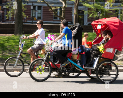 Fahrradrikscha hausieren Touristen durch den Central Park, New York Stockfoto