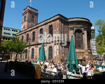 St. Anna Kirche mit Herrn Thomas Chop House Straßencafé in Manchester UK Stockfoto