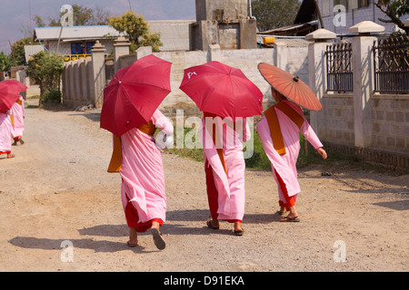 Novizen zu Fuß um Almosen sammeln zur Mittagszeit in der Stadt Nyaung Shwe, an den Ufern des Inle-See Stockfoto