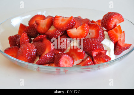 Frische Erdbeeren und Joghurt Dessert Obst Hintergrund. Stockfoto