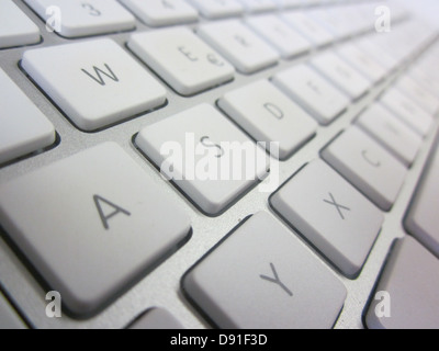 Die weiße und silberne Mac-Tastatur vereint schlanke Ästhetik mit Funktionalität. Die Tastatur ist für ihr klares Design bekannt und ist ein wichtiges Zubehör für Apple-Benutzer und bietet ein komfortables und effizientes Tipperlebnis. Stockfoto