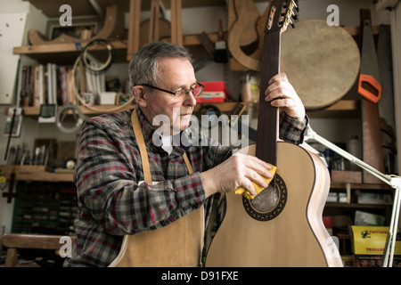 Gitarrenbauer Veredelung Akustikgitarre in Werkstatt Stockfoto