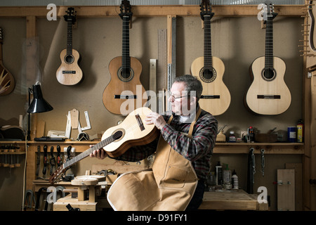 Gitarrenbauer Veredelung Akustikgitarre in Werkstatt Stockfoto
