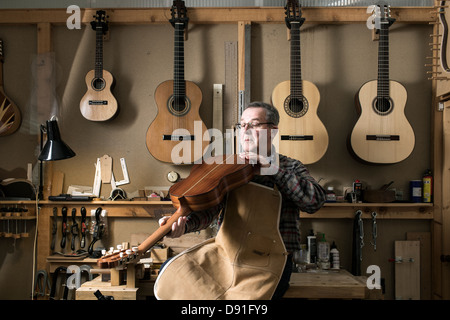 Gitarrenbauer Veredelung Akustikgitarre in Werkstatt Stockfoto
