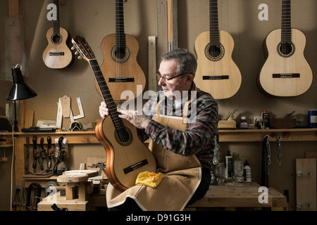 Gitarrenbauer Veredelung Akustikgitarre in Werkstatt Stockfoto