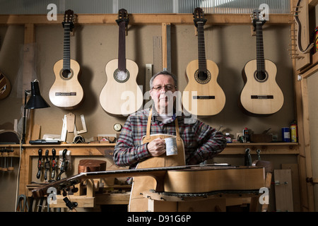 Gitarrenbauer stehend in Werkstatt, Porträt Stockfoto