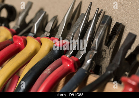 Nahaufnahme von sortierten Zangen und Drahtschneider Gitarre Workshop Stockfoto