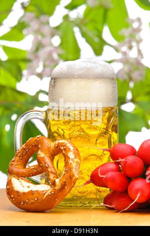 großes Glas bayerisches Bier Stockfoto