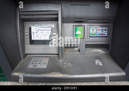 Kaput Geldautomat ATM mit eine handschriftliche Notiz über die Bildschirm-Warnung gegen die Verwendung einer EC-Karte Geld abheben. Stockfoto