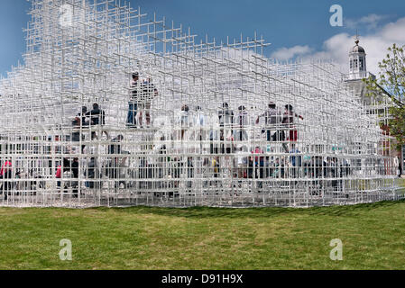 Hyde Park, London, UK. 8. Juni 2013. Serpentine Gallery Pavillon 2013 von Sou Fusimoto entworfen. Besucher genießen diese Jahre Pavillon an einem sonnigen Samstag im Hyde Park London Vereinigtes Königreich. Bildnachweis: Martyn Goddard/Alamy Live-Nachrichten Stockfoto