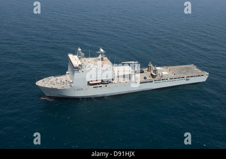 Die britische Royal Navy Flotte Hilfs Landung Dock Schiff RFA Cardigan Bay Manöver in eine Position bei einer internationalen Mine Gegenmaßnahmen Übung 20. Mai 2013 in den Persischen Golf. Stockfoto