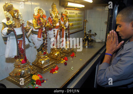 Singapore Little India, Serangoon Road, Sri Veeramakaliamman Temple, Hindu, Bindi, Tamil, Schrein, Gottheiten, asiatische Männer männlich, beten, Ritual, Statuen, Statuette Stockfoto