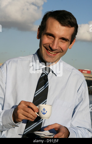 Porträt eines Geschäftsmannes, indem eine Kaffee-Pause im freien schöne sonnige Wetter Stockfoto