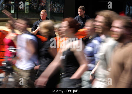 Frankfurt Main, Deutschland. 8. Juni 2013. Zwei Polizisten beobachten Demonstranten durch die Innenstadt von Franfurt Main marschieren und Protest gegen Polizeiaktionen gegen Mitglieder der Occupy-Bewegung eine Woche weiter vorn, Deutschland, 8. Juni 2013 (Bild mit Zoom-Effekt) durchgeführt. Am 01. Juni 2013 wurden fast 1000 Teilnehmer einer Demonstration von Polizisten umgeben und für viele Stunden an Ort und Stelle gehalten. Foto: FRANK RUMPENHORST/Dpa/Alamy Live News Stockfoto