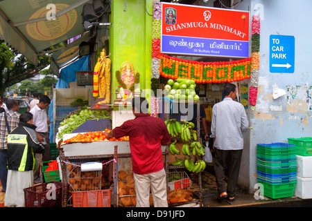 Singapur, Little India, Serangoon Road, Asiaten Ethnische Einwanderer Minderheit, Erwachsene Erwachsene Männer Männer Männer, Shopping Shopper Shopper Shop Geschäfte Stockfoto