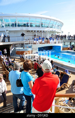 "Sail away" Party an Bord P & O Azura Kreuzfahrtschiff, Saint Peter Port, Guernsey, Vogtei Guernsey, Channel Islands Stockfoto