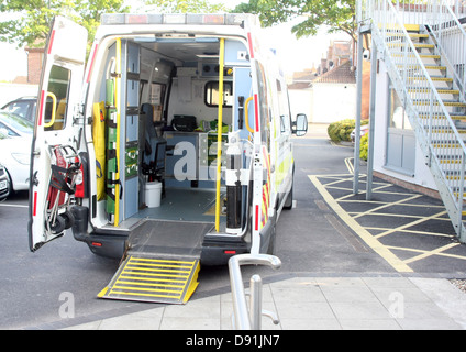 Rückansicht eines Krankenwagens mit seinen Türen weit offen und die Rampe hinunter, Juni 2013 Stockfoto