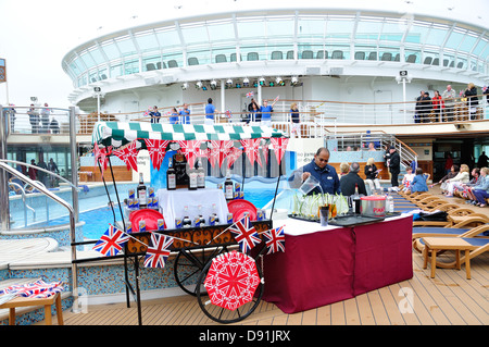 "Sail away" Party an Bord P & O Azura Kreuzfahrtschiff, Saint Peter Port, Guernsey, Vogtei Guernsey, Channel Islands Stockfoto