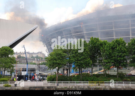 Hydro, Glasgow, Schottland, Großbritannien. 8. Juni 2013. Feuer braucht einen festen Halt in der unvollendeten Wasserkraft Arena. Feuer Ausbreitung durch die oberen Etagen vor der schnellen Aktion der schottischen Feuerwehr den Brand unter Kontrolle gebracht. Bereits gab es Zweifel über das Projekt rechtzeitig vor diesem unbestrittenen Rückschlag fertig. © Douglas Carr/Alamy Live News Bildnachweis: Douglas Carr/Alamy Live-Nachrichten Stockfoto