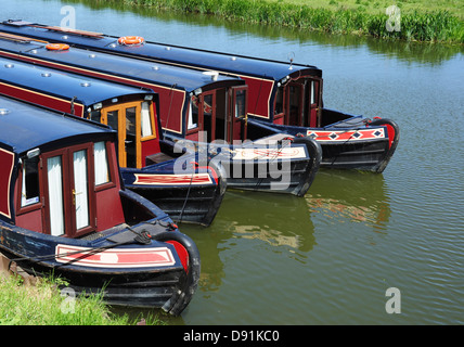 Schmale Boote vertäut nebeneinander auf der Great Ouse River, Ely, Cambridgeshire, England, UK Stockfoto