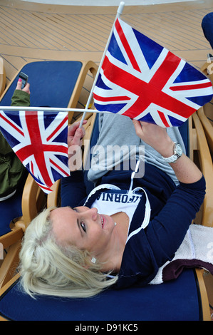 "Sail away" Party an Bord P & O Azura Kreuzfahrtschiff, Saint Peter Port, Guernsey, Vogtei Guernsey, Channel Islands Stockfoto