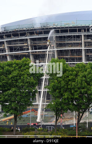 Hydro, Glasgow, Schottland, Großbritannien. 8. Juni 2013. Feuer braucht einen festen Halt in der unvollendeten Wasserkraft Arena. Feuer Ausbreitung durch die oberen Etagen vor der schnellen Aktion der schottischen Feuerwehr den Brand unter Kontrolle gebracht. Bereits gab es Zweifel über das Projekt rechtzeitig vor diesem unbestrittenen Rückschlag fertig. Bildnachweis: Douglas Carr/Alamy Live-Nachrichten Stockfoto