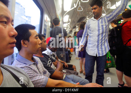 Singapur MRT East West Line, U-Bahn-Zug, Fahrerkabine, Fahrer, Pendler, asiatischer Mann Männer männlich, sitzend, stehend, Sing130203173 Stockfoto