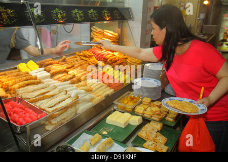 Singapur, Jalan Besar, Lavendel Food Center, Center, Gericht, Verkäufer, Stände Stand Markt asiatische Frau weibliche Frauen, die Wahl, Auswahl, Verwendung, Tonne Stockfoto