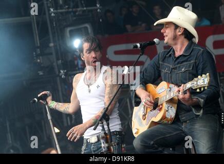 Nuerburg, Deutschland. 8. Juni 2013. Hoss Power (Sascha Vollmer, R) und Boss Burns (Alec Voelkel) der Band ausführen BossHoss auf der Hauptbühne des rock-Festival "Rock am Ring" in Nuerburg, Deutschland, 8. Juni 2013. Tickets für die dreitägige Veranstaltung waren längst ausverkauft. Foto: THOMAS FREY/Dpa/Alamy Live News Stockfoto