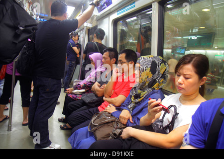 Singapur, Bugis MRT Station, East West Line, U-Bahn, öffentliche Verkehrsmittel, Fahrer, Pendler, Asiaten ethnischen Einwanderer Minderheit, Erwachsene Stockfoto