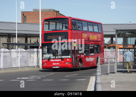 Roten Doppeldecker-Bus, Park Lane Busbahnhof in Sunderland, England zu verlassen Stockfoto