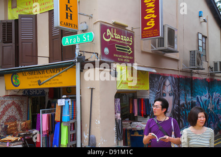 Singapur, Kampong Glam, Muslim Quarter, Arab Street, Textil, Händler, Stoff, Teppiche, Vorderseite, Eingang, zum Ausstellungsverkauf asiatischer Mann Männer männlich, Frau weiblich wome Stockfoto