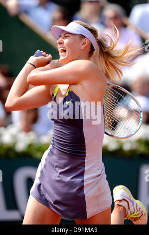 Paris, Frankreich. 8. Juni 2013. Maria Sharapova Russlands in Aktion während des Spiels zwischen Serena Williams aus den Vereinigten Staaten von Amerika und Maria Sharapova von Russland im Finale der French Open von Roland Garros. Bildnachweis: Action Plus Sport Bilder/Alamy Live News Stockfoto