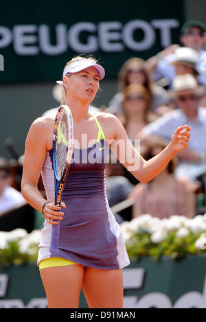 Paris, Frankreich. 8. Juni 2013. Maria Sharapova Russlands in Aktion während des Spiels zwischen Serena Williams aus den Vereinigten Staaten von Amerika und Maria Sharapova von Russland im Finale der French Open von Roland Garros. Bildnachweis: Action Plus Sport Bilder/Alamy Live News Stockfoto