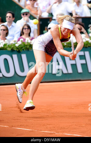 Paris, Frankreich. 8. Juni 2013. Maria Sharapova Russlands in Aktion während des Spiels zwischen Serena Williams aus den Vereinigten Staaten von Amerika und Maria Sharapova von Russland im Finale der French Open von Roland Garros. Bildnachweis: Action Plus Sport Bilder/Alamy Live News Stockfoto